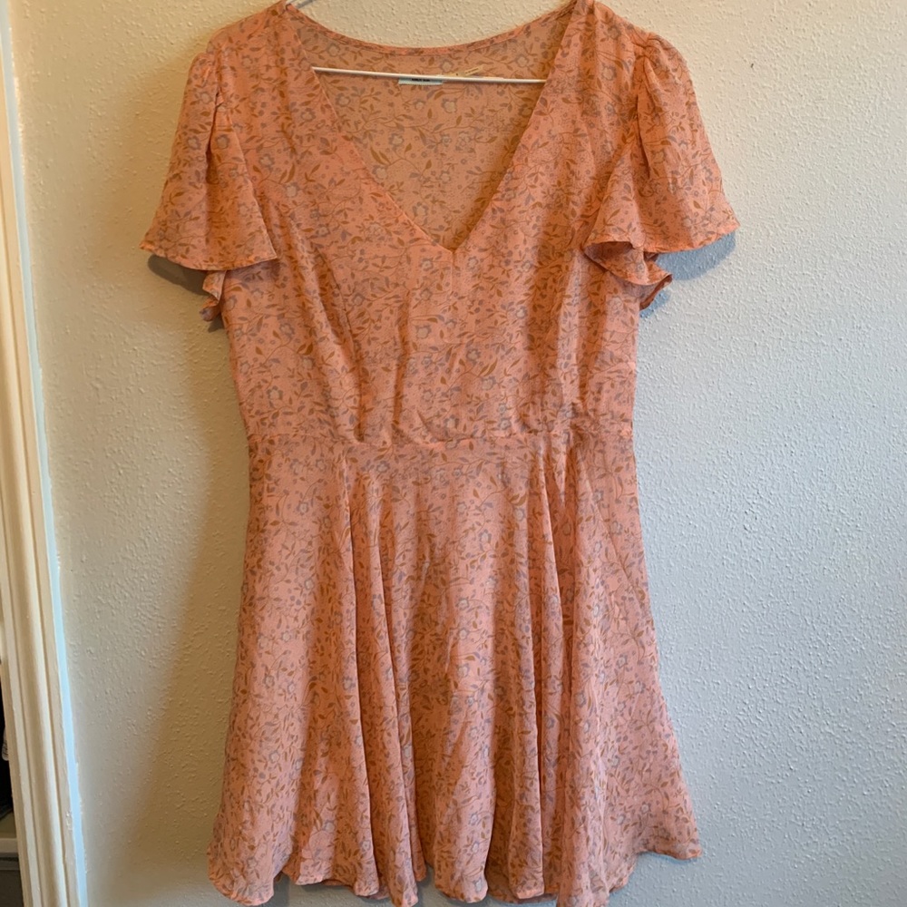 Feminine pink floral dress w/ flowy cap sleeves!